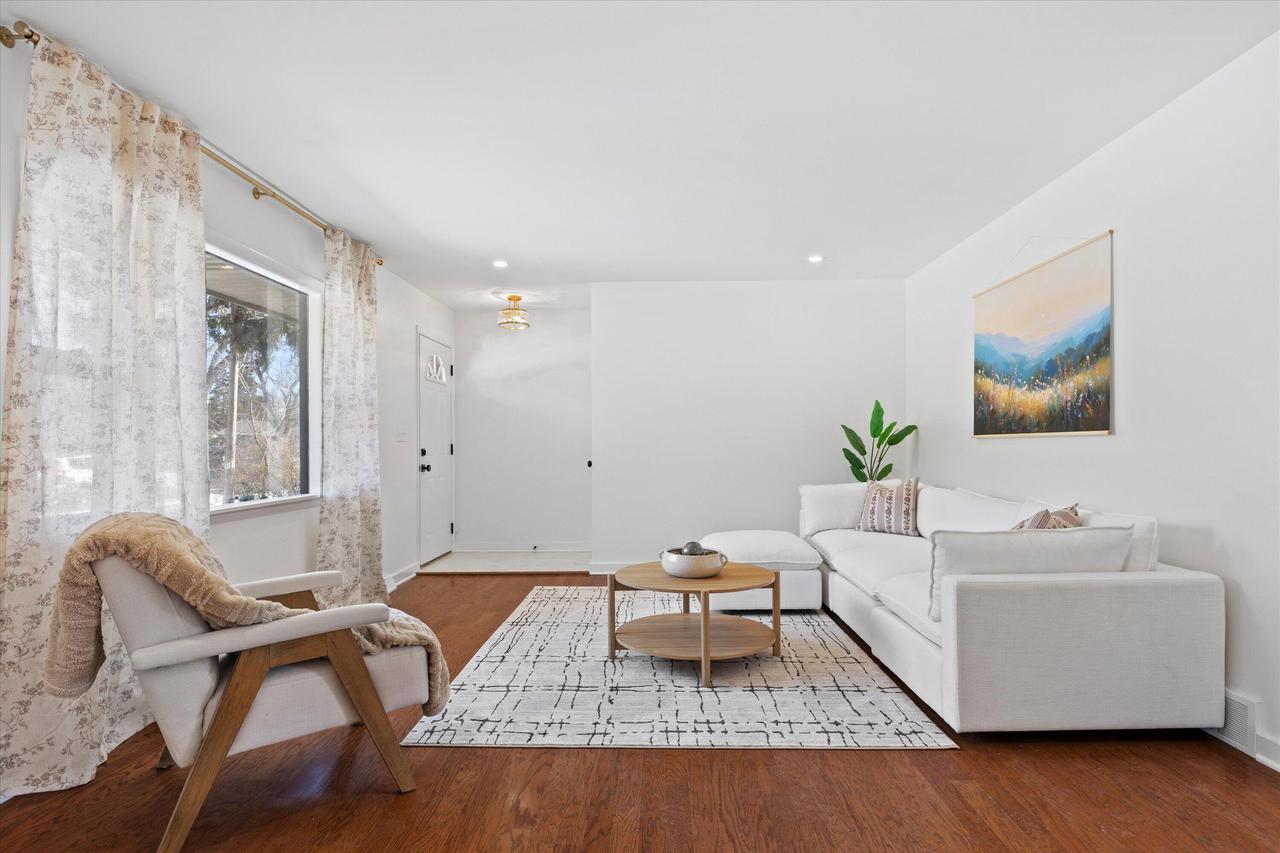 831 West Riverview DRIVE