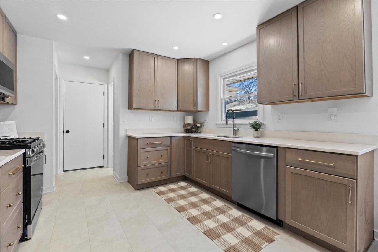 831 West Riverview DRIVE