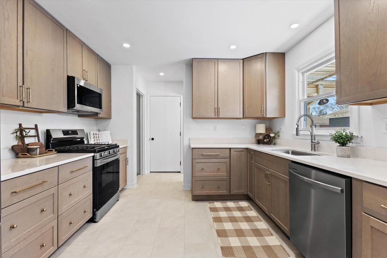 831 West Riverview DRIVE