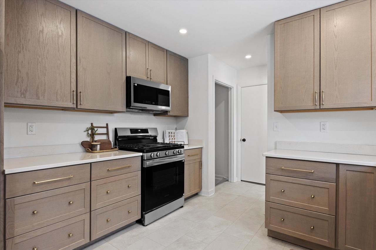 831 West Riverview DRIVE