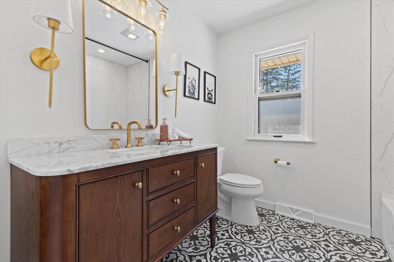 831 West Riverview DRIVE