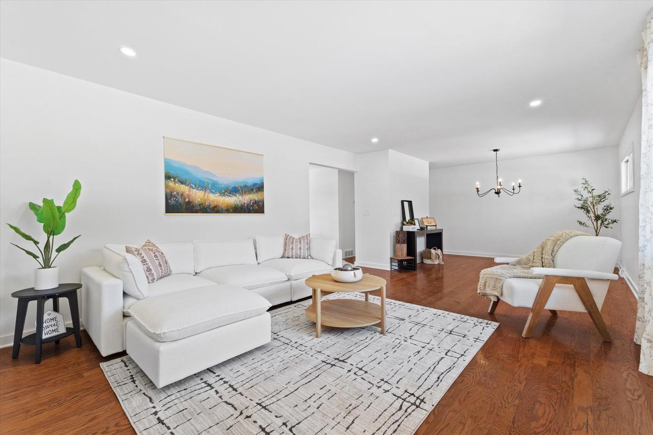 831 West Riverview DRIVE