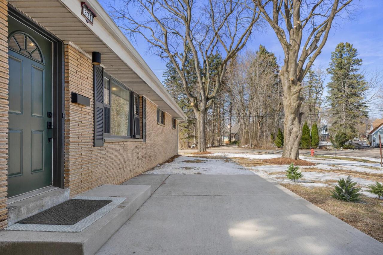 831 West Riverview DRIVE