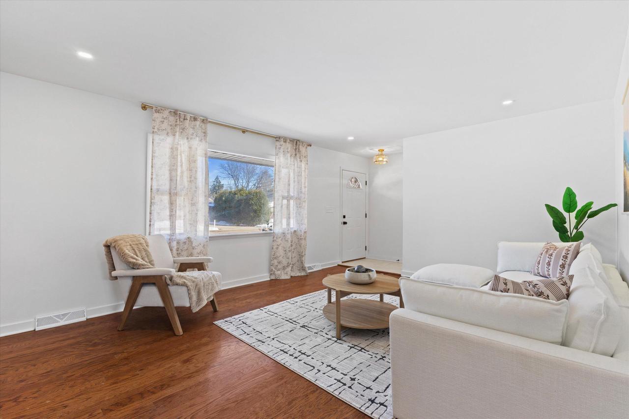 831 West Riverview DRIVE