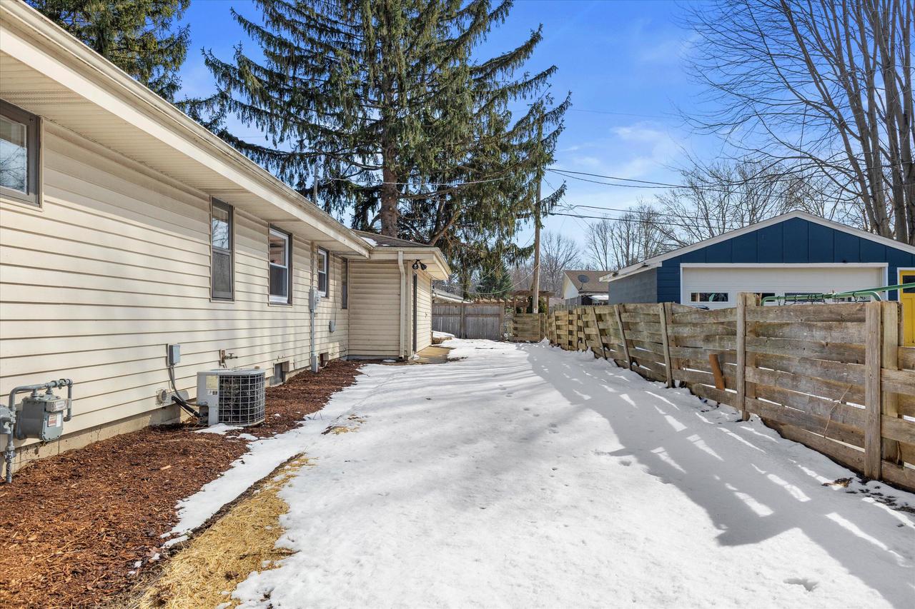 831 West Riverview DRIVE