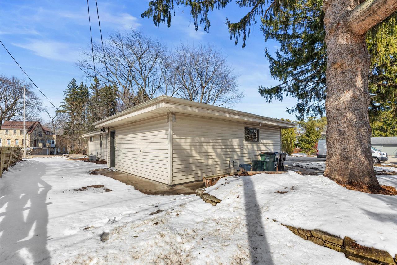 831 West Riverview DRIVE