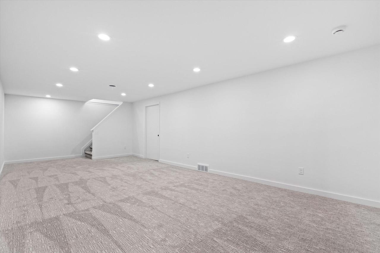 831 West Riverview DRIVE