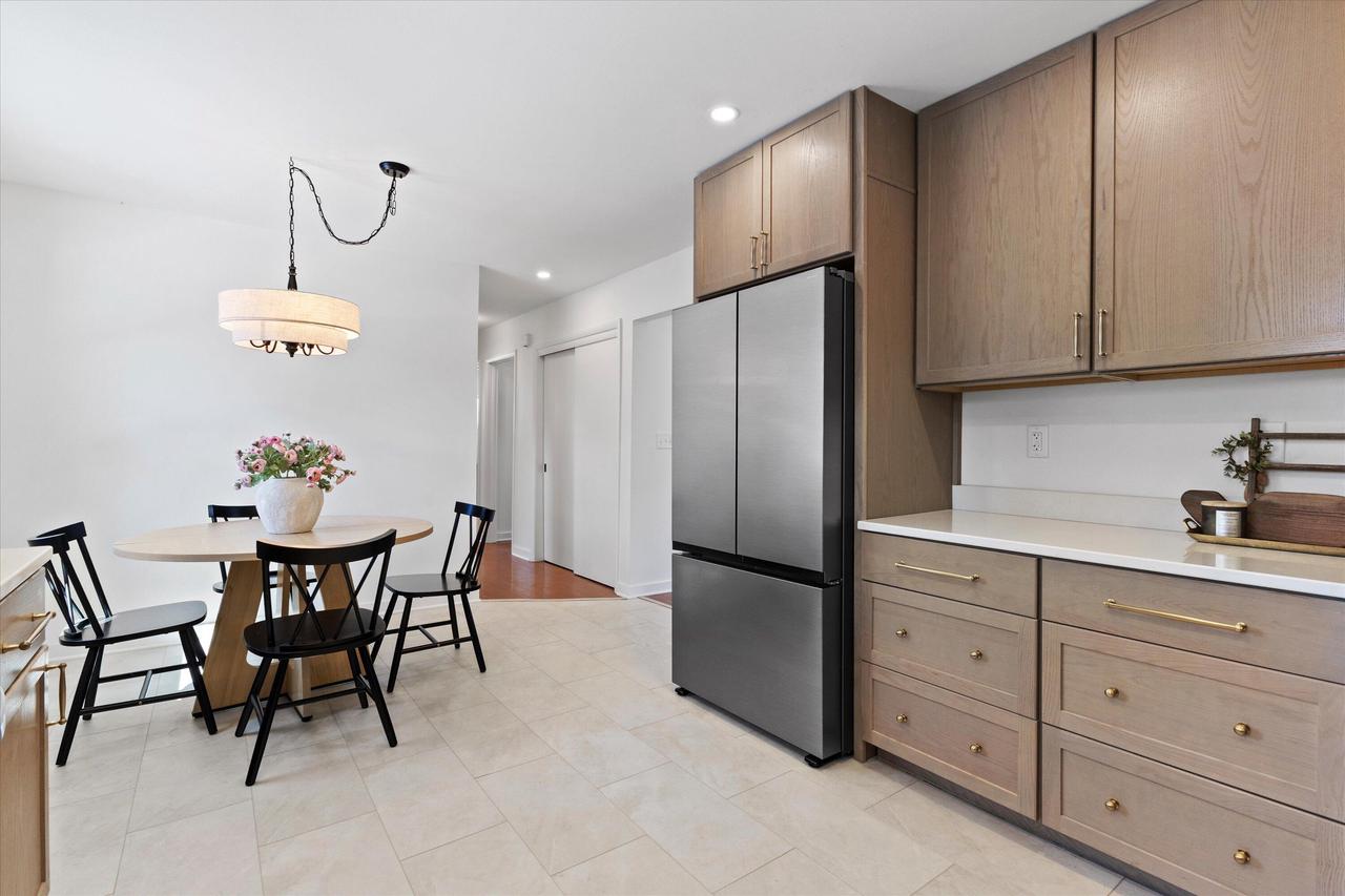 831 West Riverview DRIVE