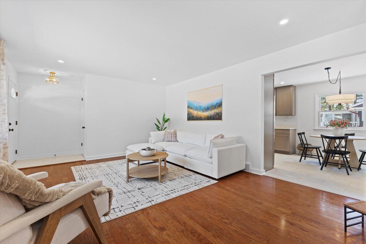 831 West Riverview DRIVE