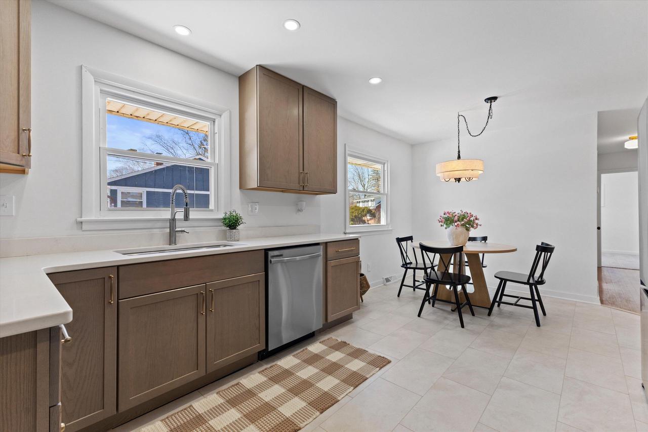 831 West Riverview DRIVE