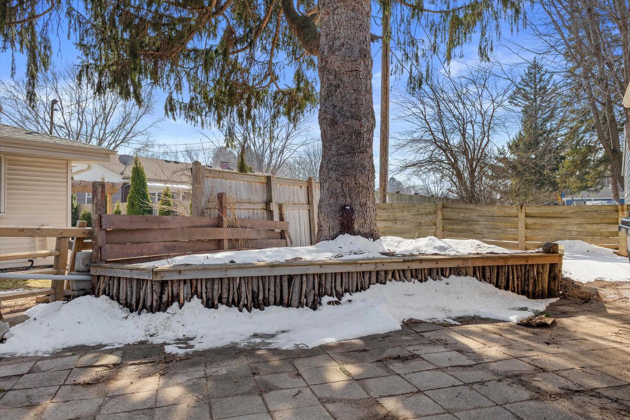 831 West Riverview DRIVE