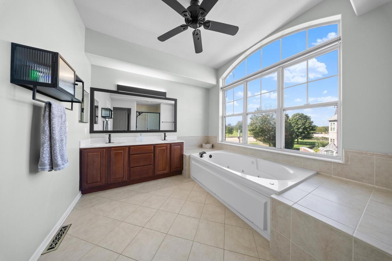 3842 S Lake DRIVE 16
