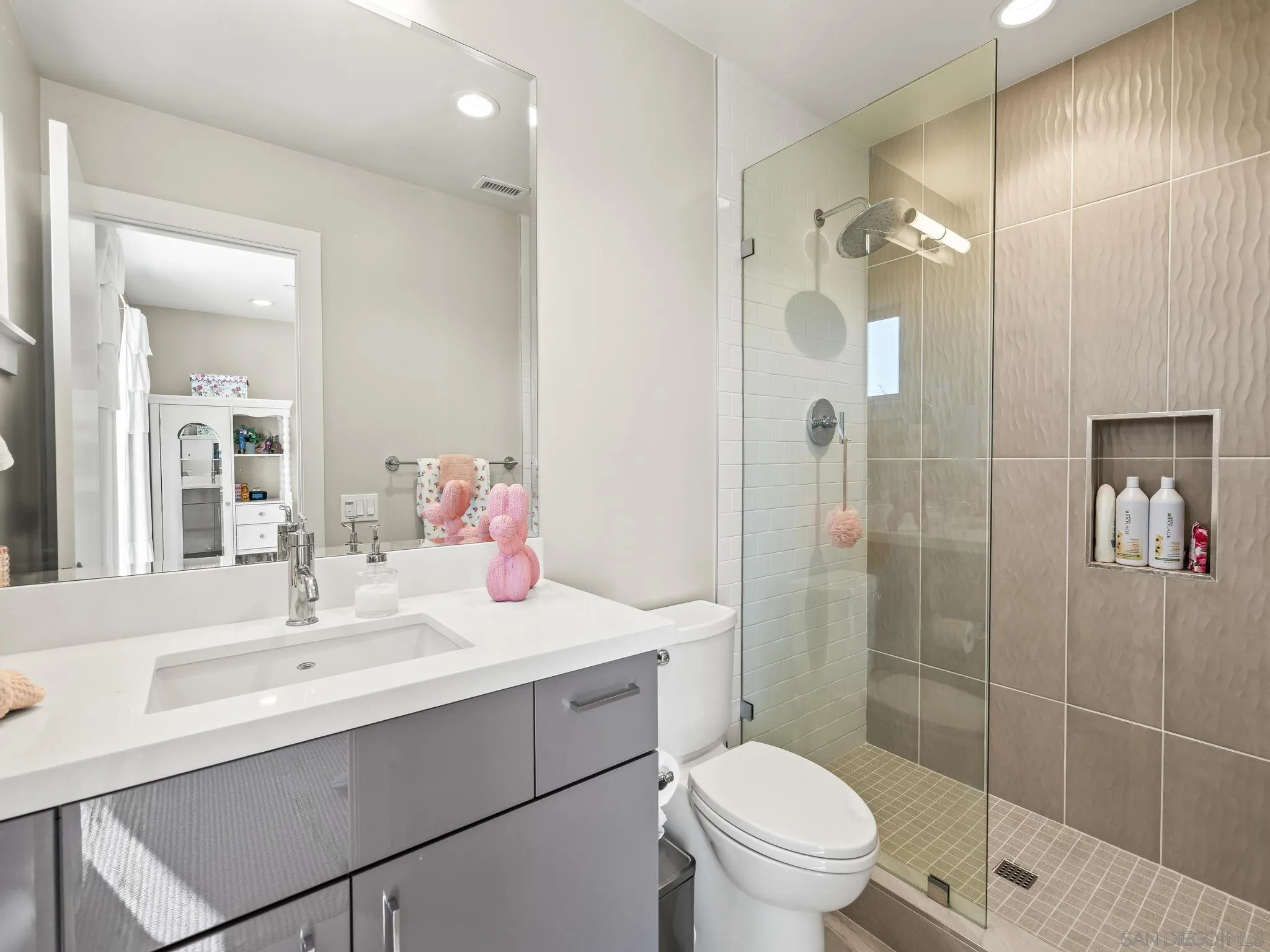 3030 Jarvis St Unit 2