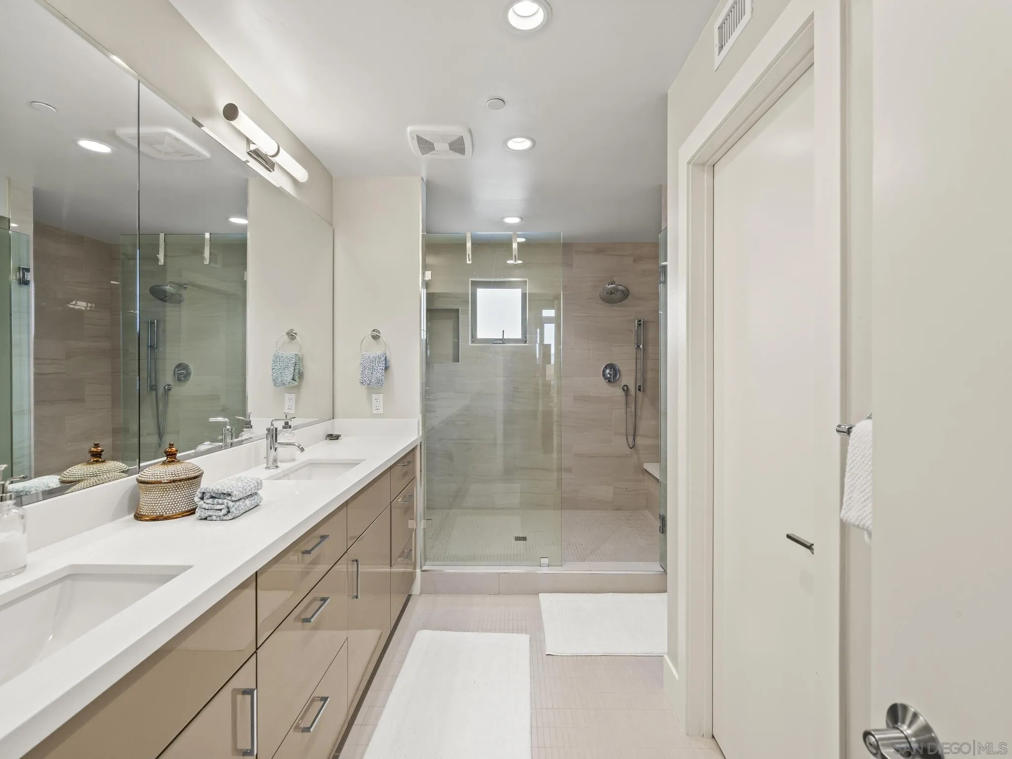 3030 Jarvis St Unit 2