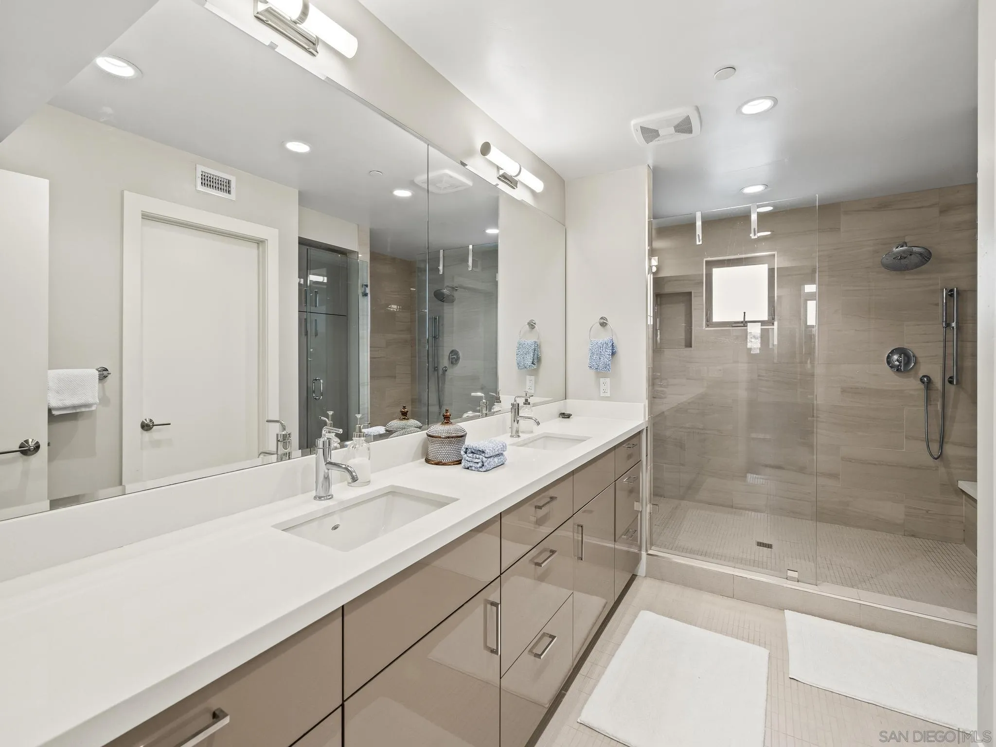 3030 Jarvis St Unit 2