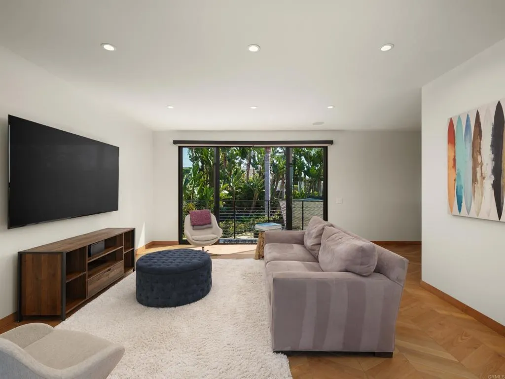 363 Andrew Ave