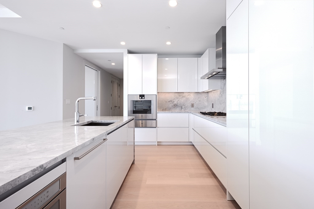 135 Seaport Blvd Unit: PH1A