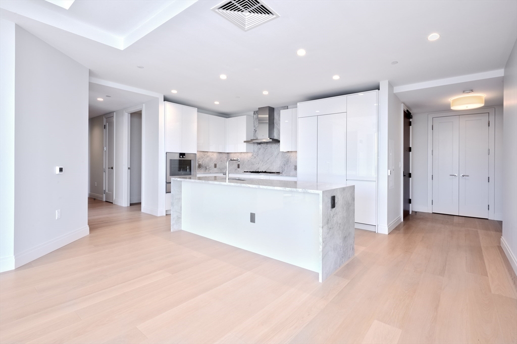 135 Seaport Blvd Unit: PH1A