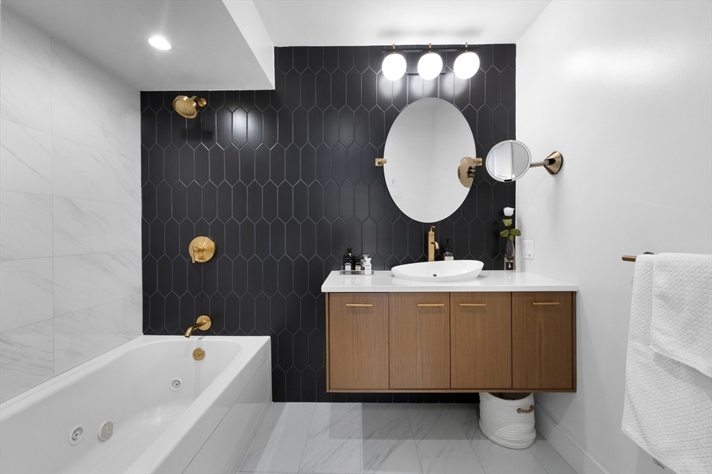 112 W 9th St. Unit: PH4