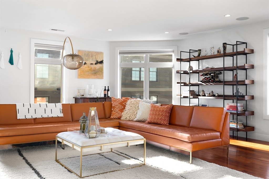 112 W 9th St. Unit: PH4