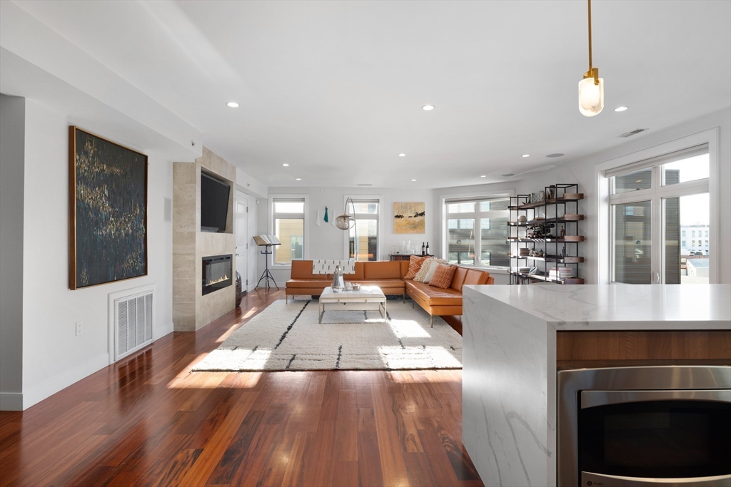 112 W 9th St. Unit: PH4