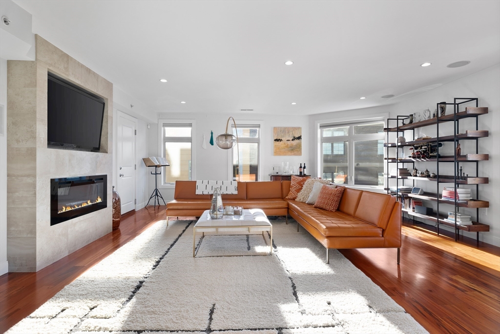 112 W 9th St. Unit: PH4