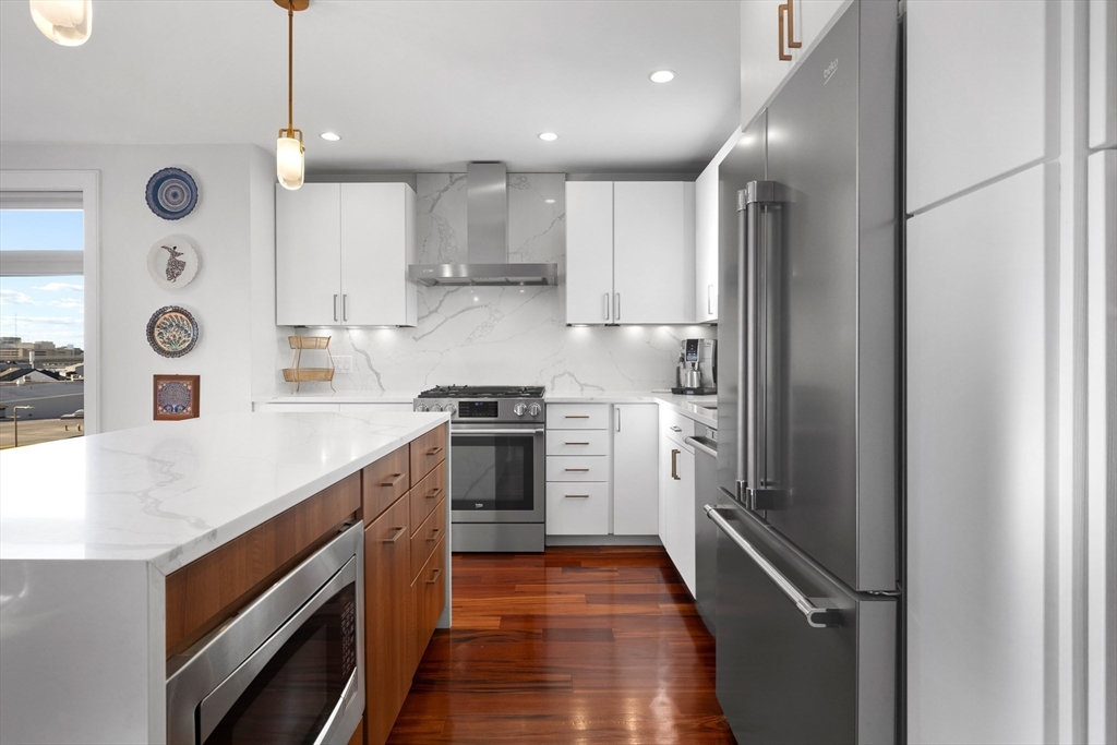 112 W 9th St. Unit: PH4