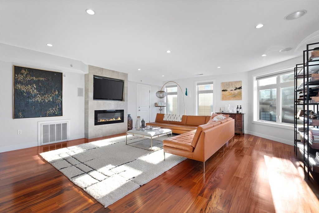112 W 9th St. Unit: PH4
