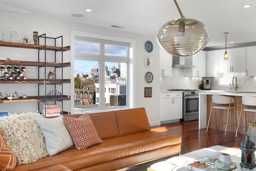 112 W 9th St. Unit: PH4