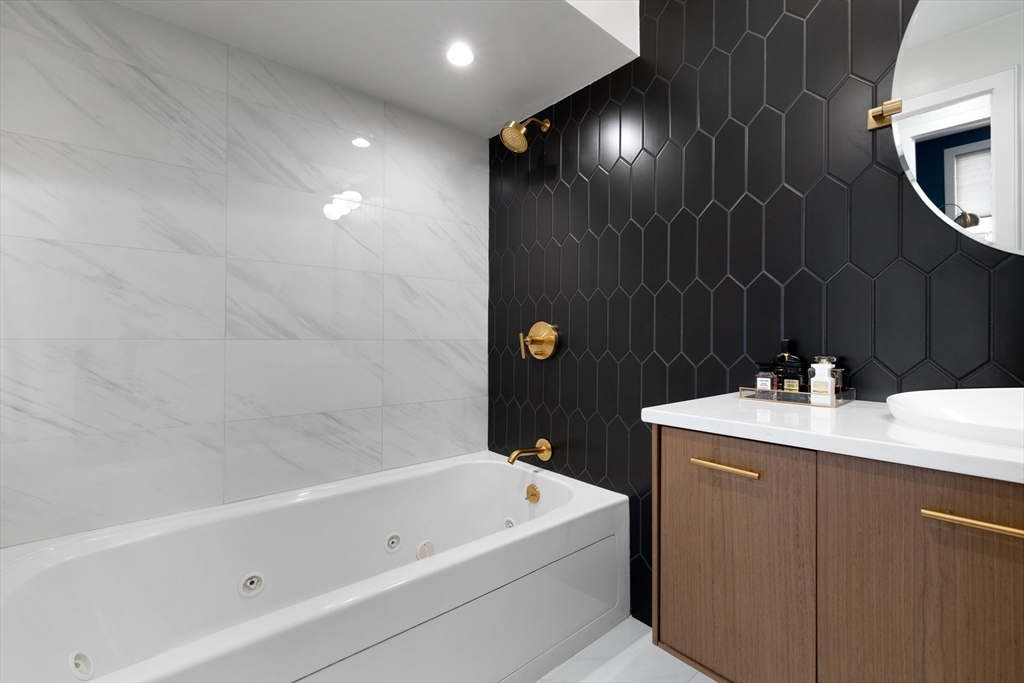112 W 9th St. Unit: PH4