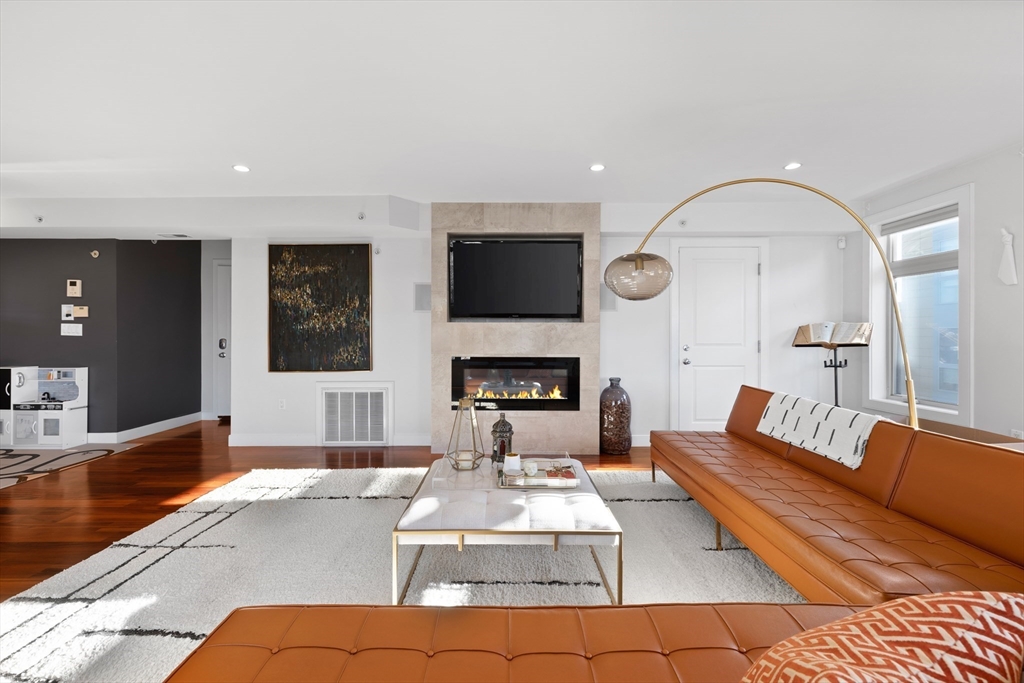 112 W 9th St. Unit: PH4