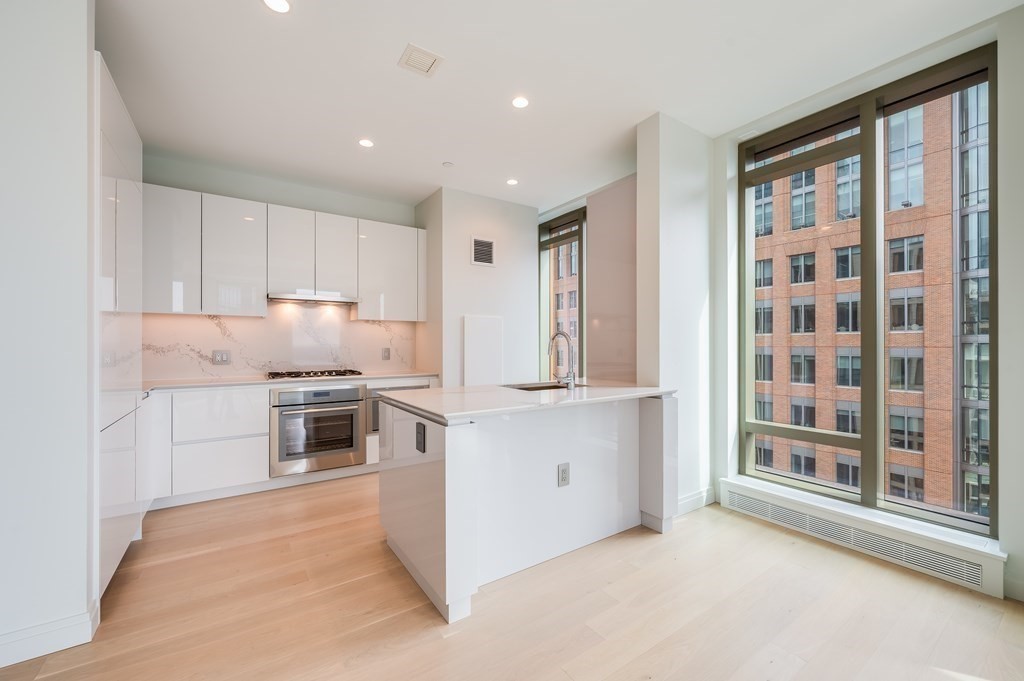 135 Seaport Blvd # 1810