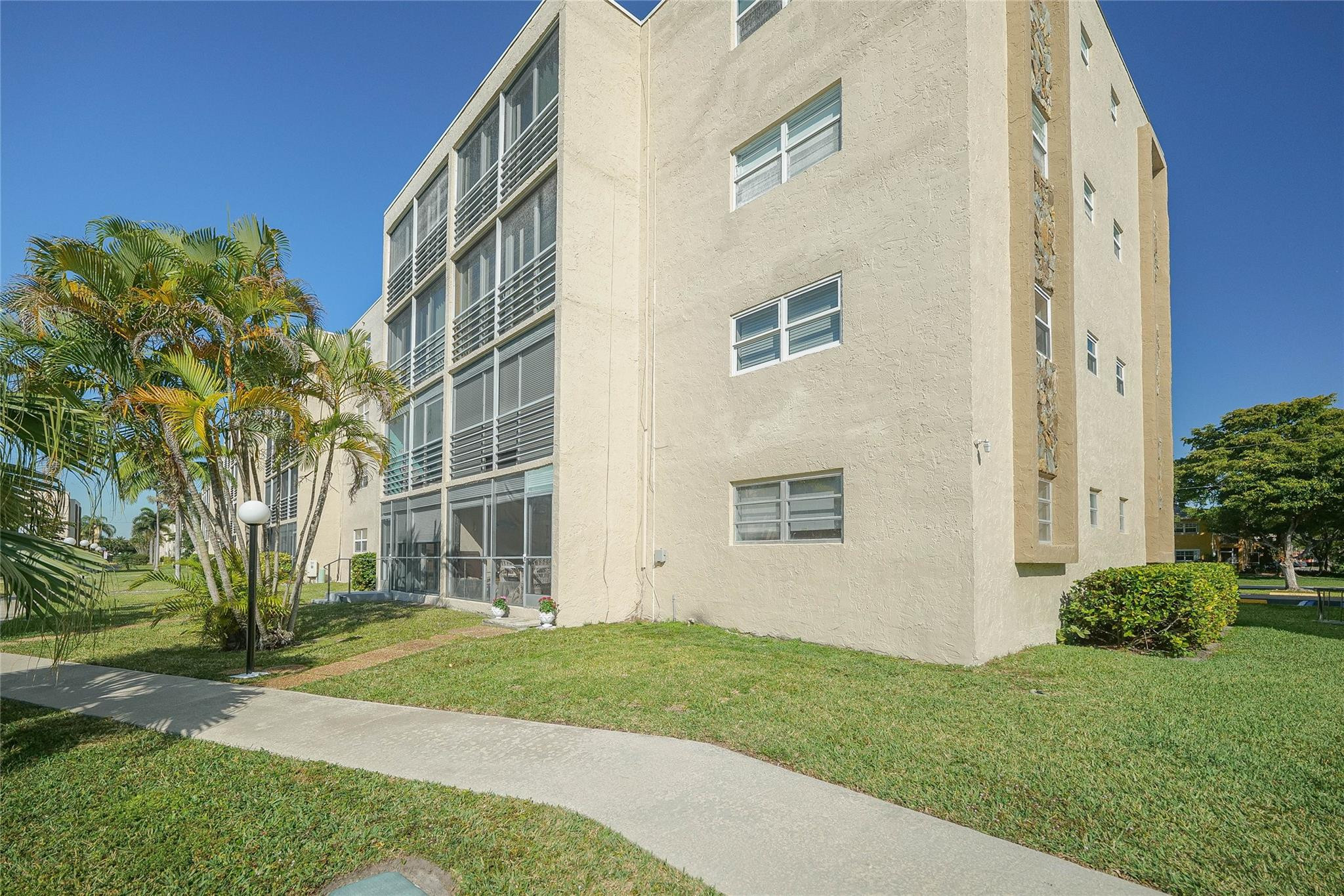 414 SE 10th St 101