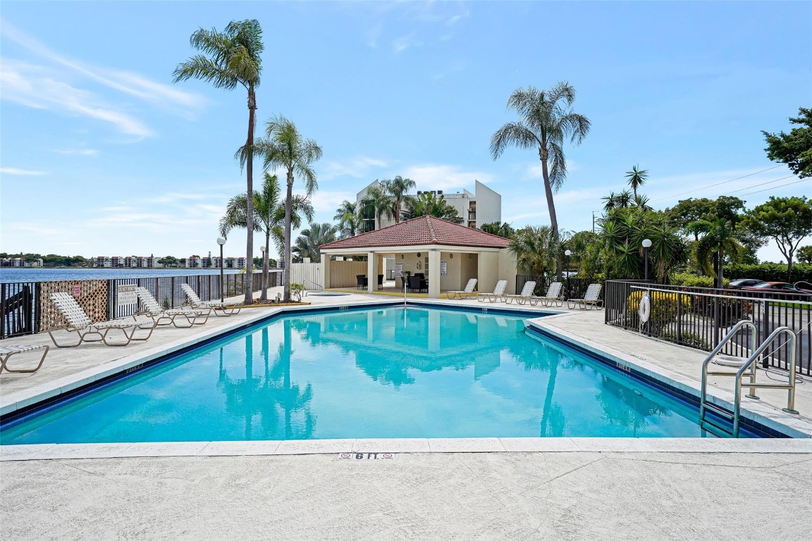 118 Lake Emerald Dr 107
