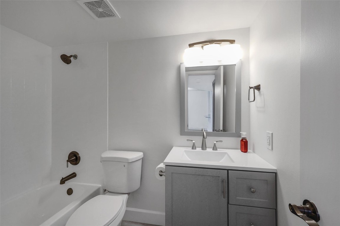 118 Lake Emerald Dr 107