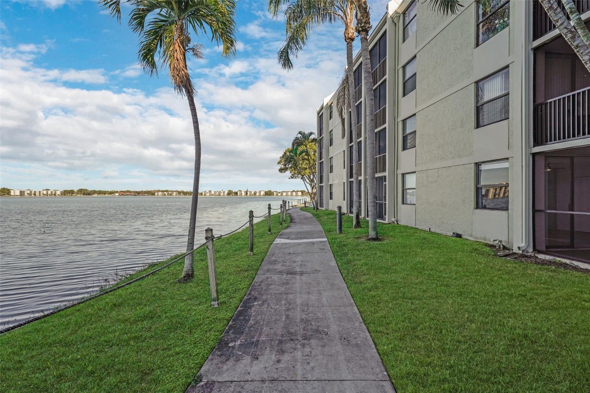 118 Lake Emerald Dr 107
