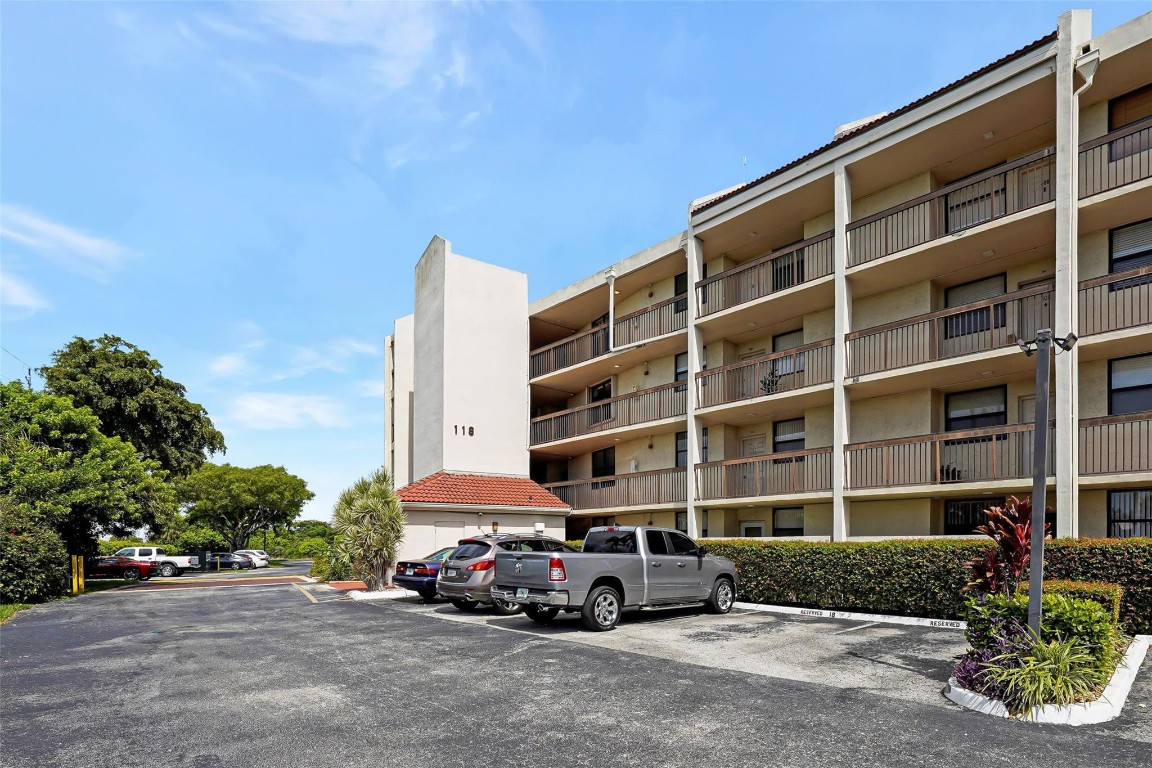 118 Lake Emerald Dr 107