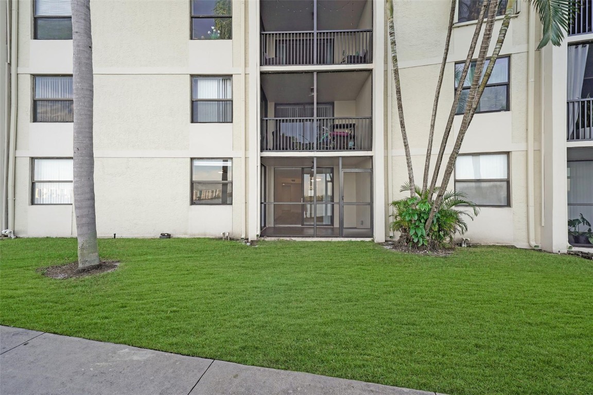118 Lake Emerald Dr 107