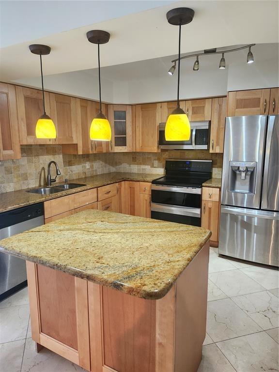 400 Leslie Dr 403