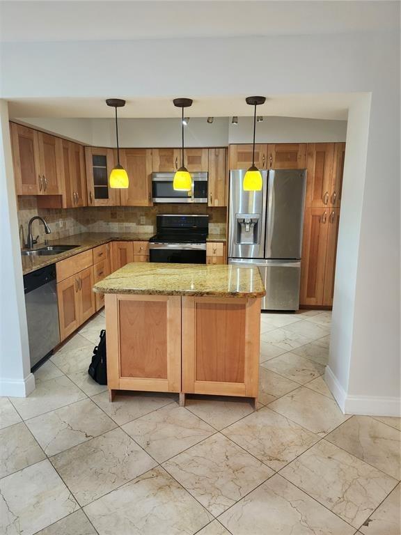 400 Leslie Dr 403
