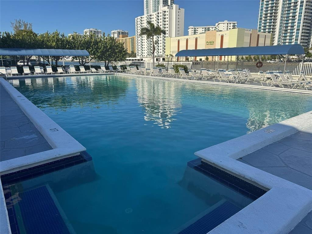 400 Leslie Dr 403