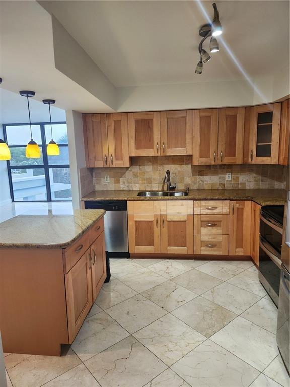 400 Leslie Dr 403