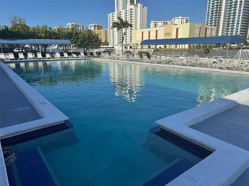 400 Leslie Dr 403