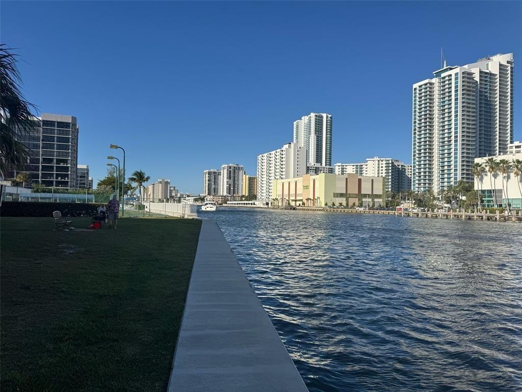 400 Leslie Dr 403