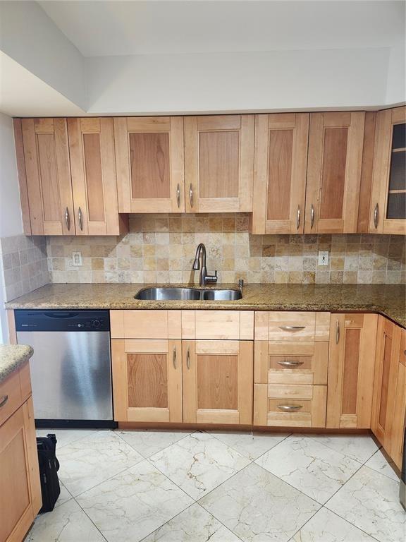 400 Leslie Dr 403
