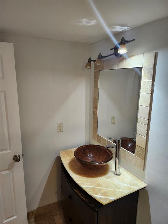 400 Leslie Dr 403