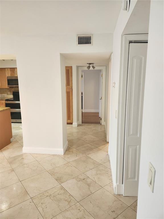 400 Leslie Dr 403