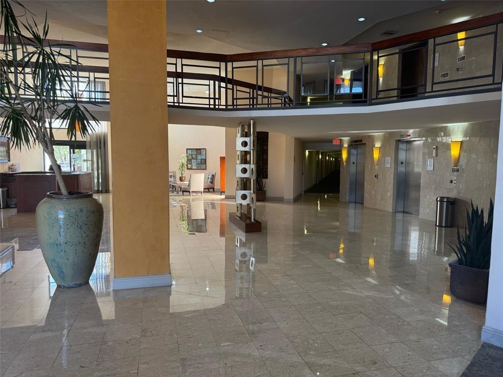 400 Leslie Dr 403