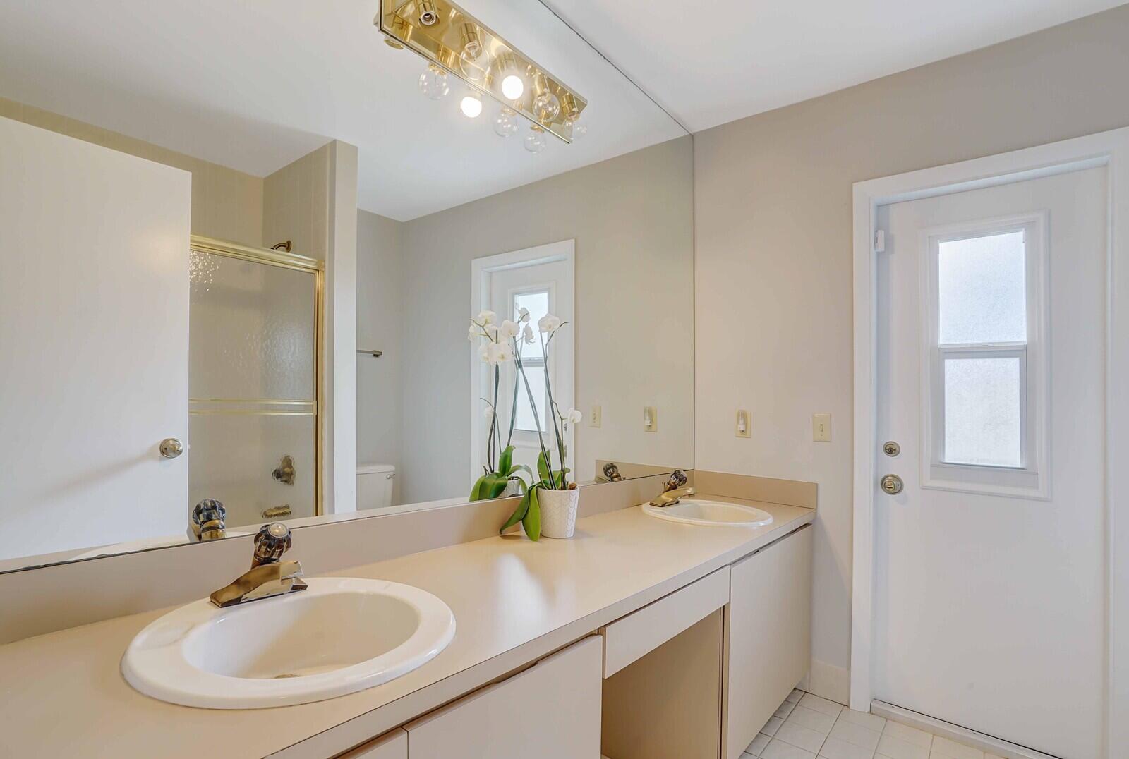 3760 Moss Pointe Circle
