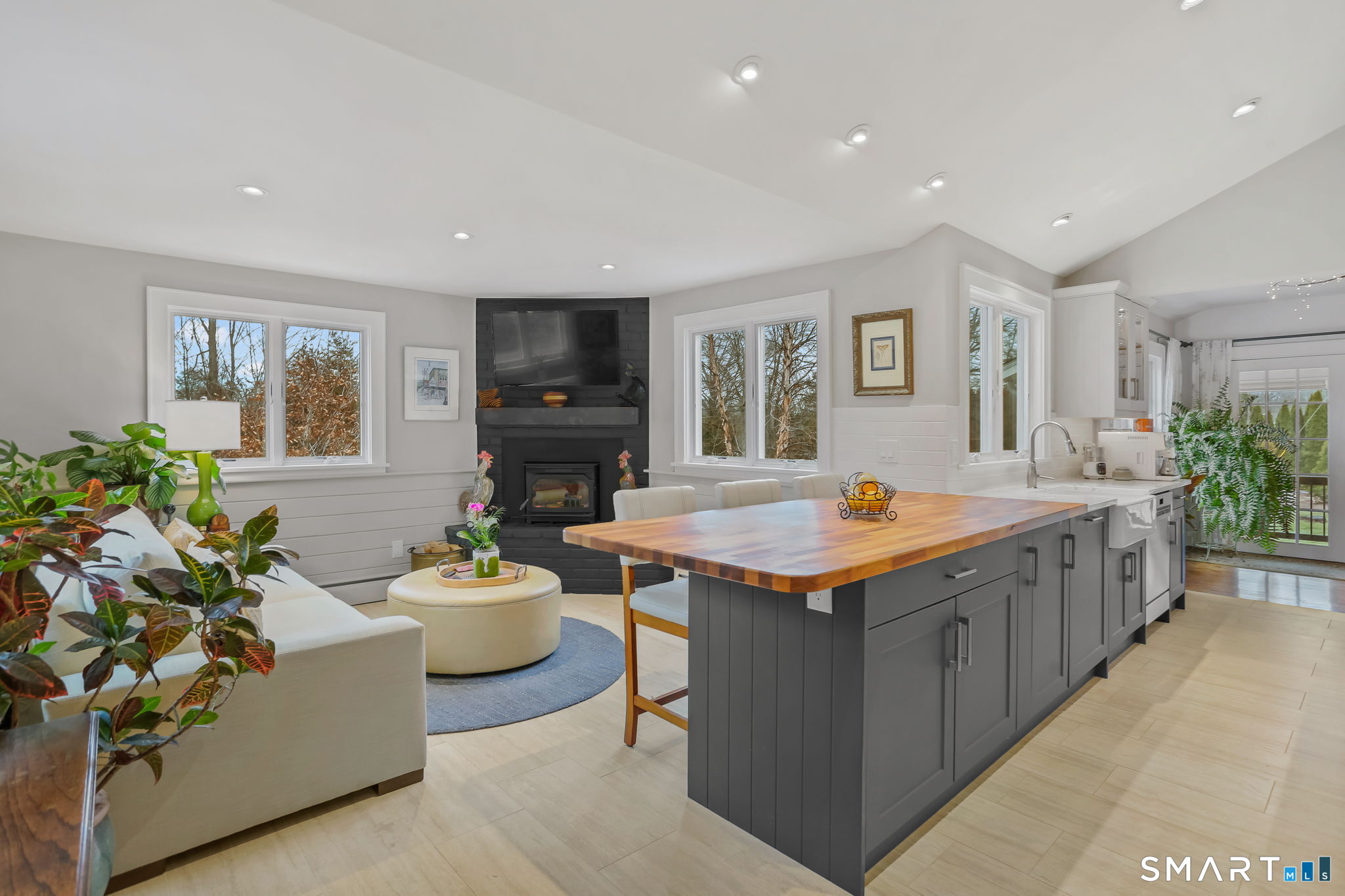 98 Comstock Hill Avenue